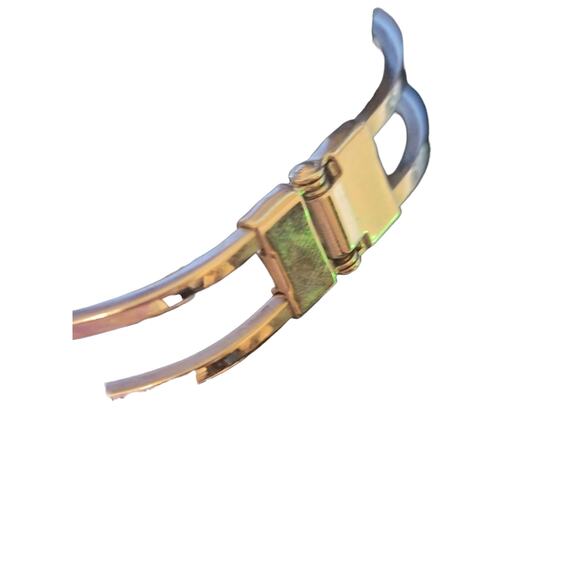 Silver toned Heart Bracelet with Spring closure. - Picture 3 of 3